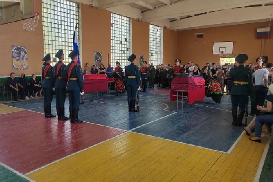 Сослуживцы пришли проститься с полковником.