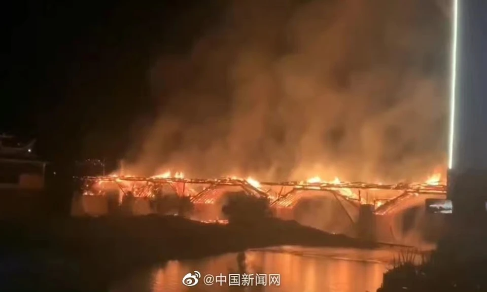 На протяжении веков мост не раз становился жертвой огня, но позже восстанавливался и перестраивался