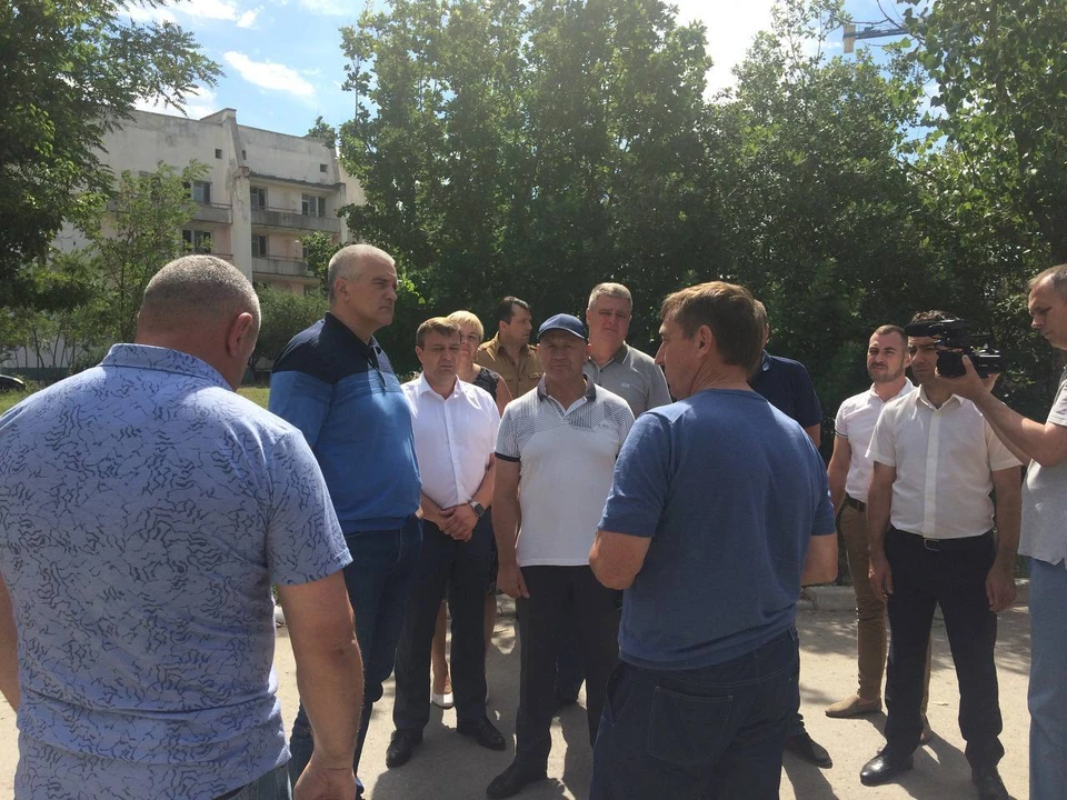 Глава Крыма сегодня работает в Новофедоровке, где днем ранее произошло ЧП со взрывами. Фото: Tg-канал главы Крыма Сергея Аксенова