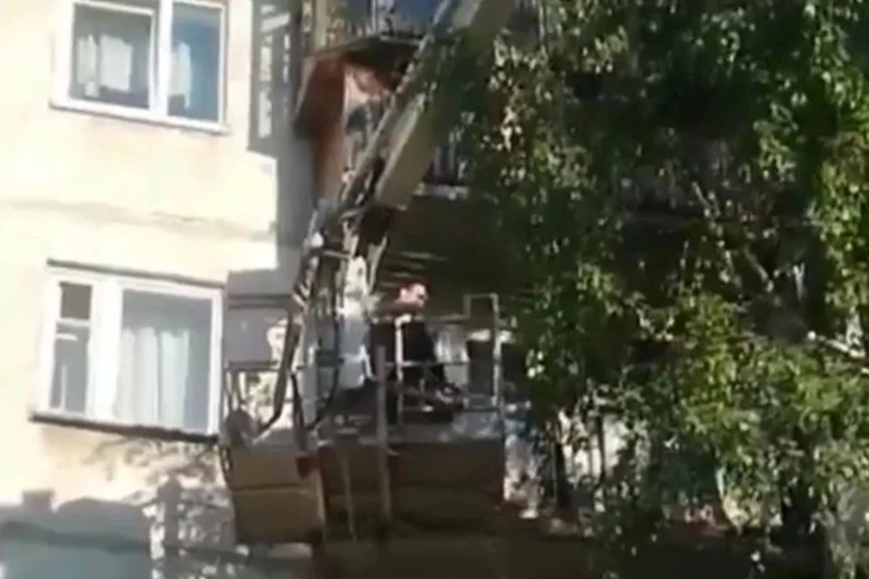 Запертую в квартире 5-летнюю девочку спасли полицейские с помощью лестницы МЧС в Иркутске.