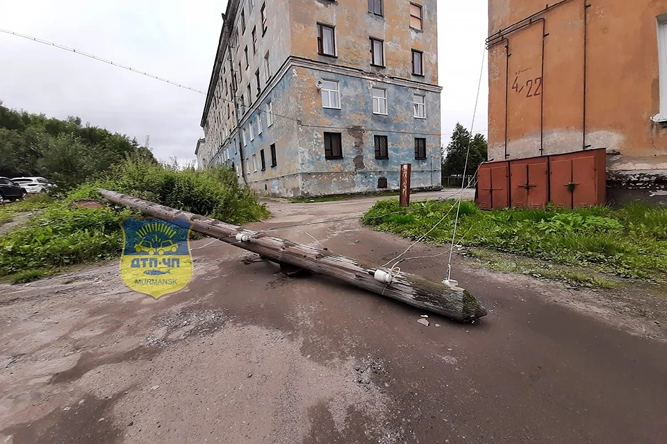 В Мурманске продолжают падать опоры освещения. Фото: vk.com/id282505619