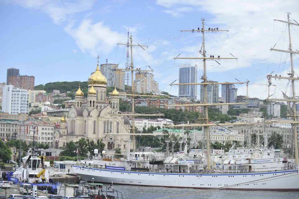 С Крестовой открывается вид на пять доминант Владивостока.