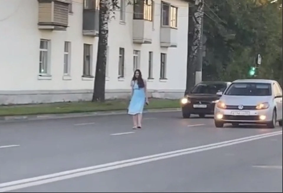 Девушка шла по проезжей части, размахивая руками Фото: vk.com/news69/Ruslan Rahmonov