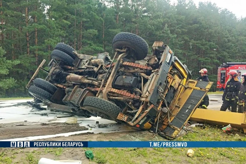 Автокран опрокинулся под Солигорском – погиб 65-летний пассажир. Фото: телеграм-канал МВД