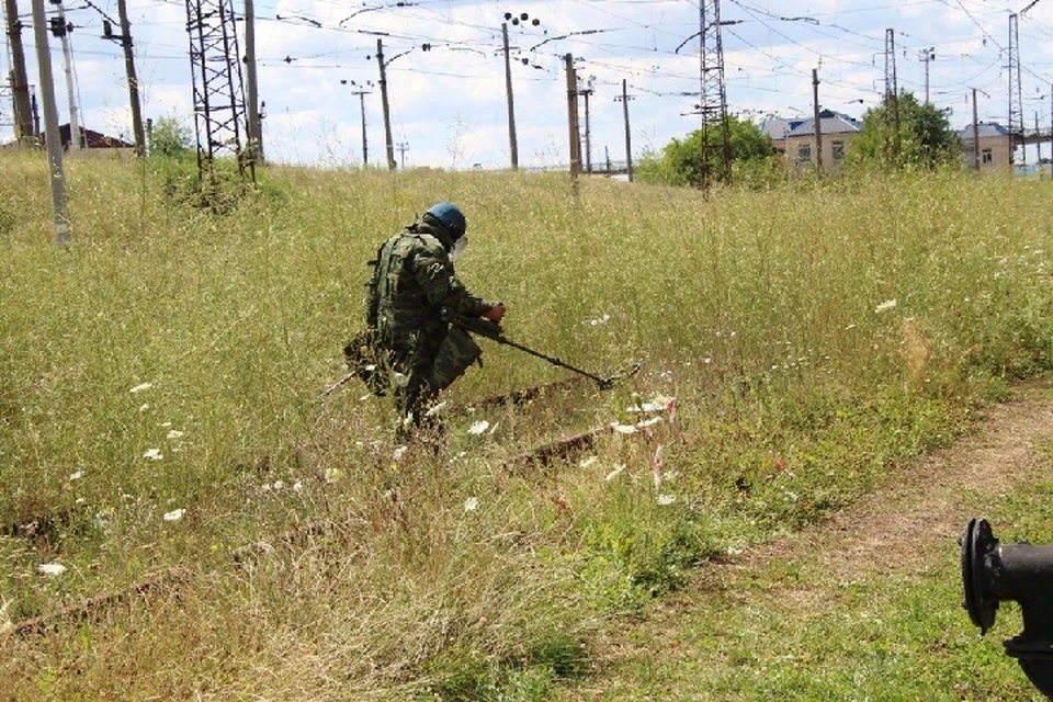 Пиротехники продолжают обследовать территорию. Фото: МЧС ДНР