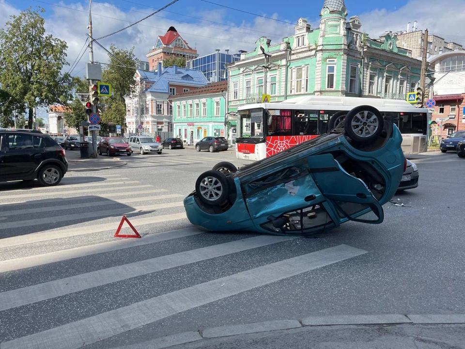 Пермь вчера. Необычные Тачки. Перевернутая машина. Настоящая машина. Украинские машины.