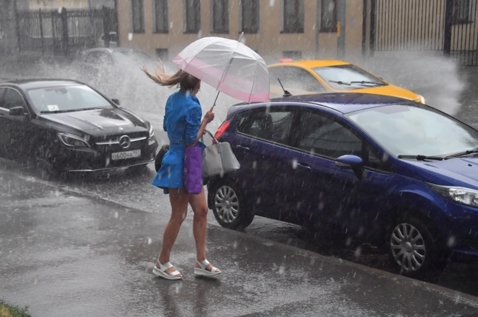 Многих краснодарцев дождь застал врасплох на улице.