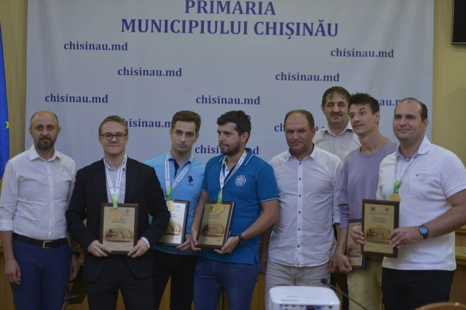 Мэр Кишинева вручил дипломы и денежные премии сборной команде Молдовы по шахматам. Фото:ionceban.md