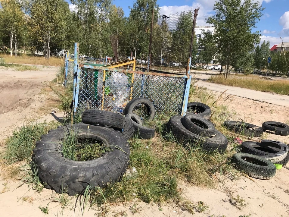 Во дворе в Ноябрьске выросла куча шин. Фото - Наталья Федорова.