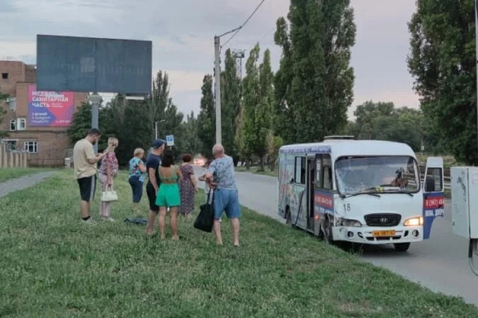 Маршрутка снесла столб в Таганроге. Фото: "Дневник Таганрога".