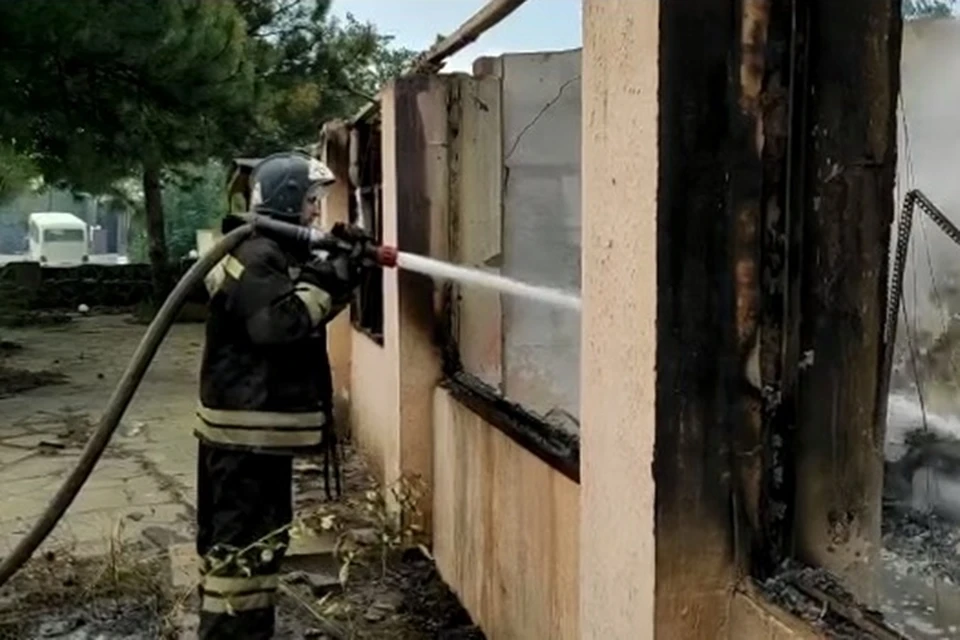 Пожарные продолжают тушить возгорание. Фото: ГУ МЧС по Ростовской области.