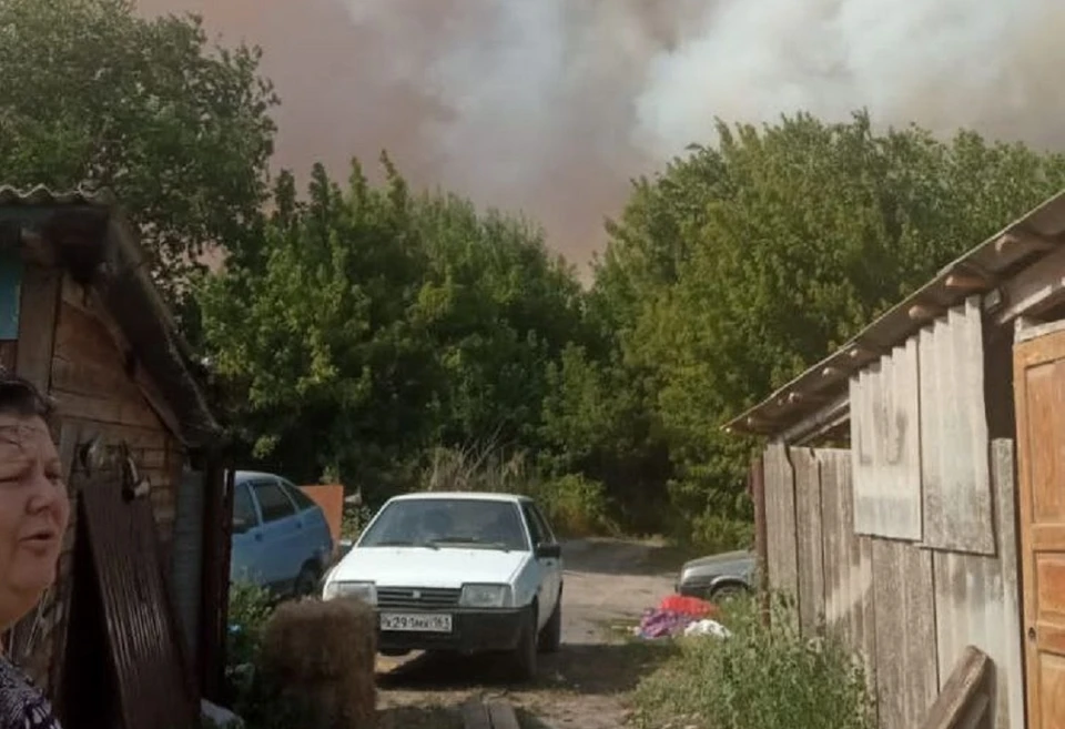 Спасатели оказывают всю необходимую помощь пострадавшим. Фото: Читатели "КП - Ростов-на-Дону".