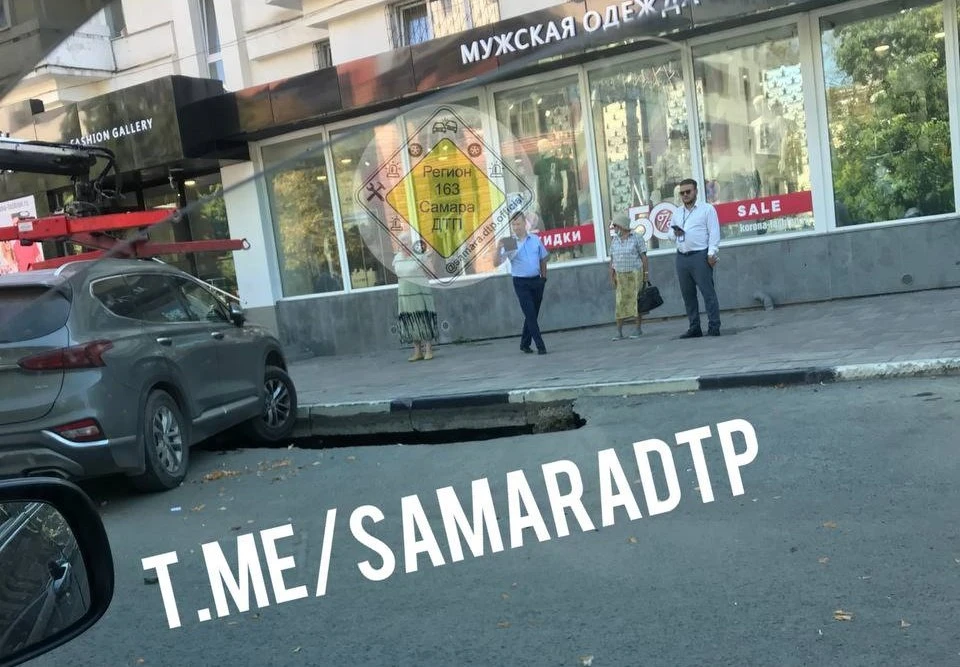 На треснутой проезжей части в момент обвала находился автомобиль