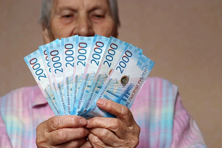 Россияне стали чаще откладывать себе на пенсию сами