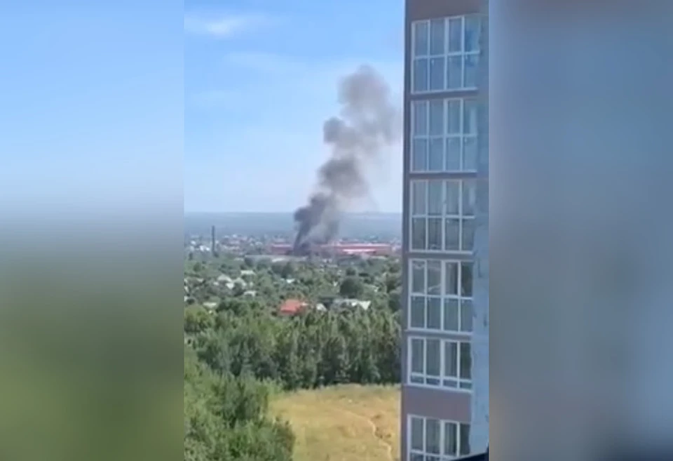 Черный столб дыма заметили горожане рядом с заводом / Фото: Подслушано Самара