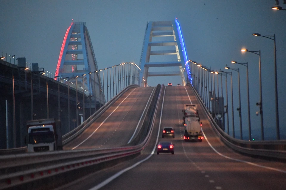 В Керчи сработали системы ПВО, Крымский мост в безопасности.