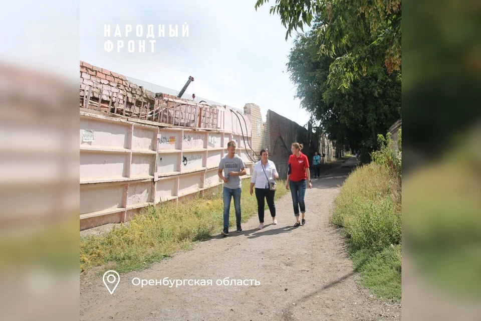 На пути к одной из школ стены кирпичного ограждения нуждаются в укреплении Фото: Народный фронт