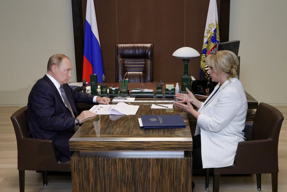 Сочи. Президент РФ Владимир Путин и председатель Центральной избирательной комиссии РФ Элла Памфилова во время рабочей встречи. Фото: Михаил Климентьев/пресс-служба президента РФ/ТАСС