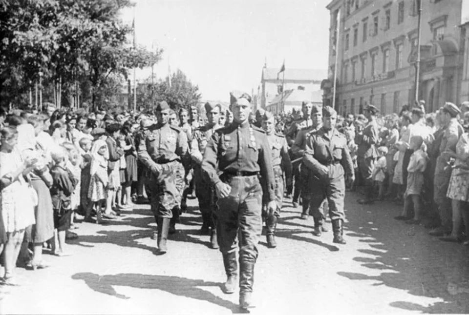 Вот так жители Кишинева встречали советских солдат.