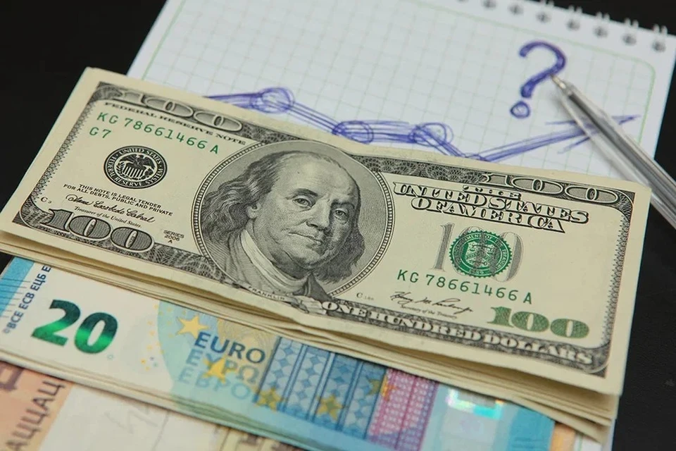 Доллар и евро идут уже практически ноздря в ноздрю.