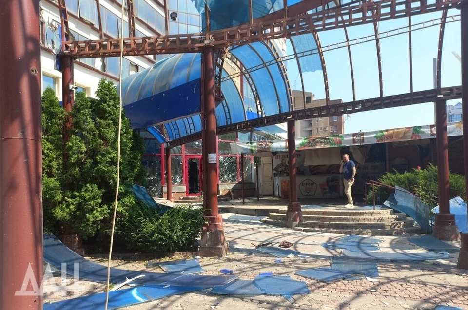 Гостиница «Централь» попала под обстрел ВСУ в центре Донецка. Фото: ДАН