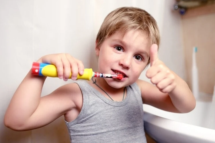Чем электрические зубные щетки полезны для детей и на какие модели обратить внимание
