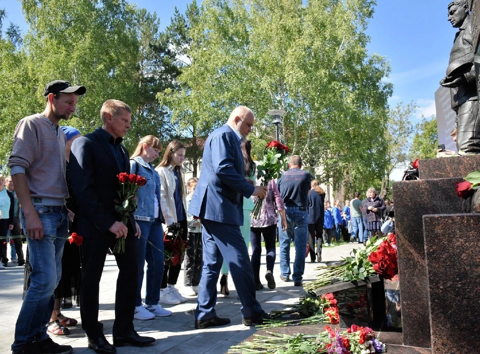 Губернатор Сергей Цивилев и родственники погибших возложили цветы к монументу. Фото: ВКонтакте/a.v.kurnosov.