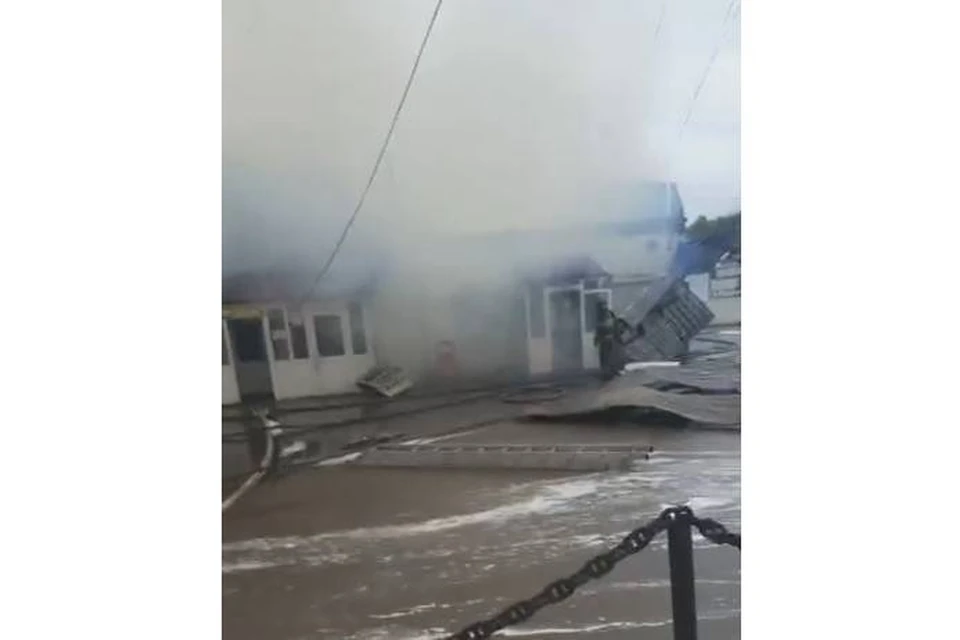 Пожар на оптово-розничной базе ликвидируют пожарные в городе Усть-Куте