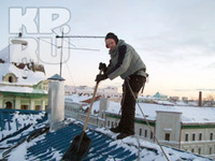Крыши казанских домов от снега очищают альпинисты