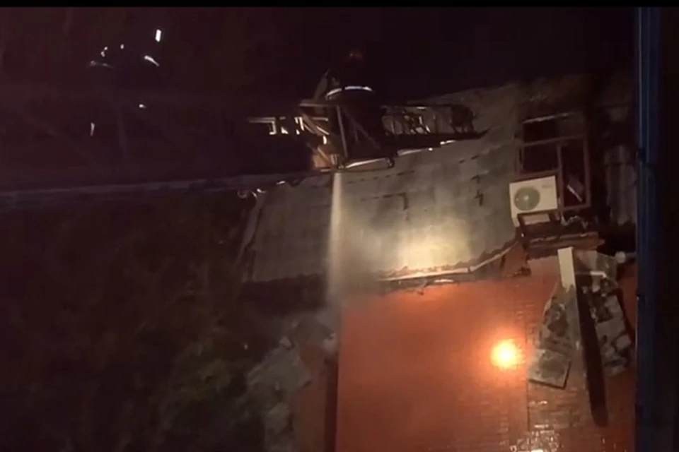 Вчера вечером в жилом доме выгорело 300 кв. метров, горела мансарда. Фото: пресс-служба управления МЧС России по РО
