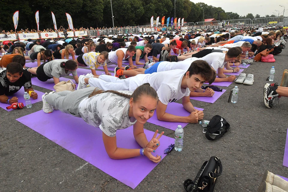 Более 5000 человек приняли спортивное положение на набережной - от Крымского моста до Ротонды.