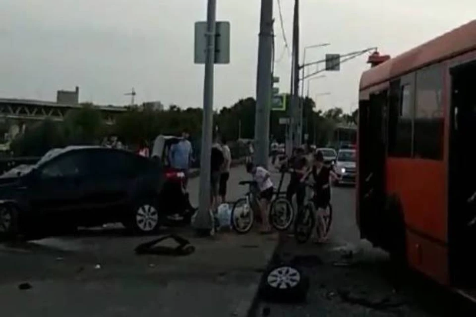 Иномарка столкнулась с автобусом у площади Ленина в Нижнем Новгороде 28 августа
