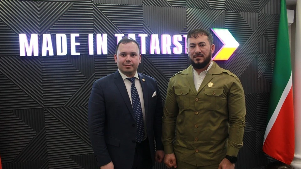 Тимур Саматов (слева) с мэром города Аргун Илесом Масаевым. Фото: Министерство промышленности и торговли Татарстана