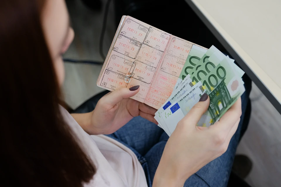Российским туристам официально запретили вывозить евро через границу с Финляндией