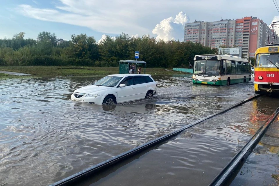 31 августа после дождя в Барнауле вновь затопило проблемную улицу Попова