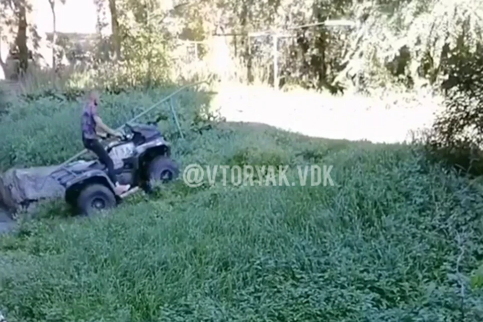 Жильцы говорят, что мужчине бесполезно делать замечания. Фото: принтскрин видео, Telegram-канал vtoryakvdk.