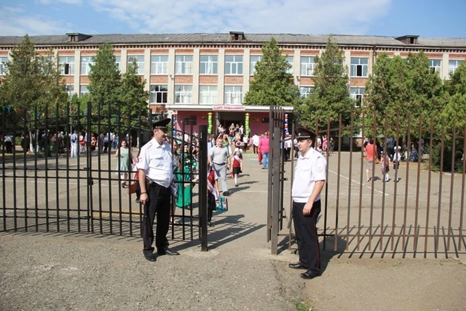 За каждым образовательным учреждением закреплены группы полицейских, которые проведут досмотр. Фото: пресс-служба МВД Адыгеи