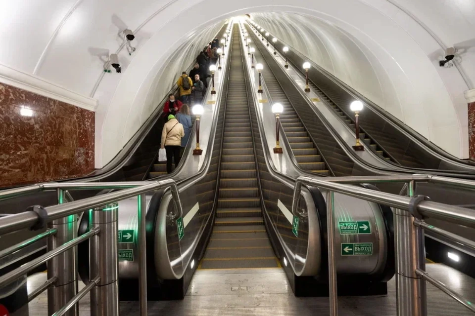 Станцию метро "Пионерская" в Петербурге закрыли на три минуты из-за постороннего предмета в эскалаторе.