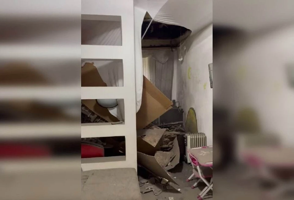 В комнате рухнул потолок, жить там невозможно. Фото: Наталья Харькова.
