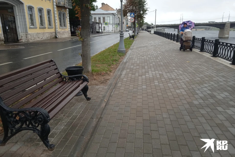 По обновлённым набережным, несмотря на осеннюю непогоду, уже гуляют люди.