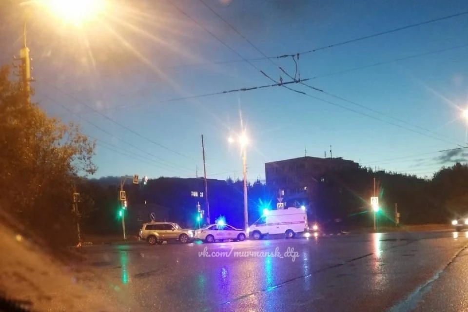 ДТП произошло возле остановки "Улица Фадеев Ручей". Фото: vk.com/murmansk_dtp