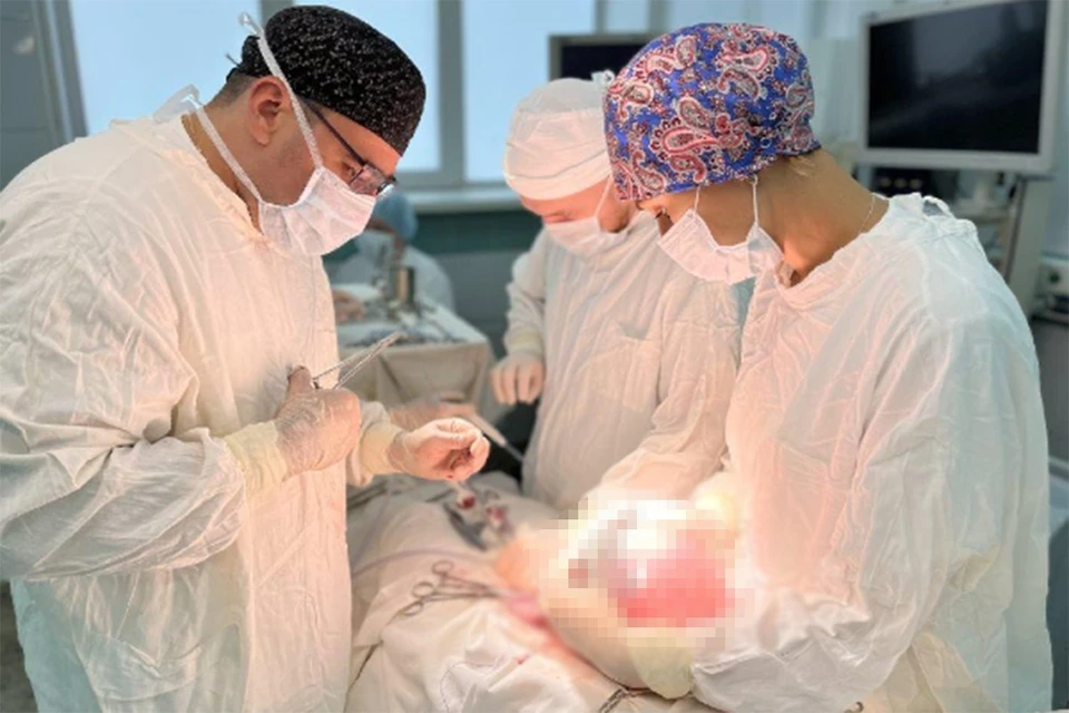 Красноярские медики вытащили из матки пациентки 5-килограммовую опухоль. Фото: ФСНКЦ ФМБА России