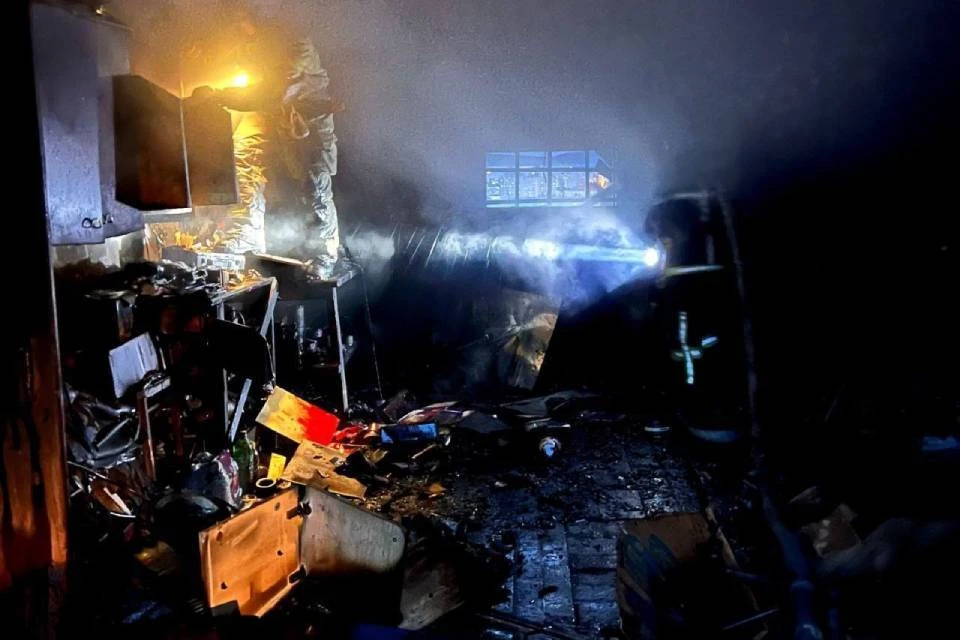 Огонь уничтожил все внутри гаража. Фото: МЧС по Мурманской области