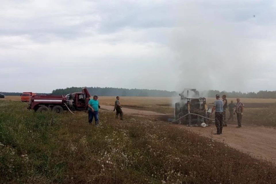 Сельхозтехника вспыхнула на ходу во время работ в поле. Фото: ГУ МЧС по Кировской области