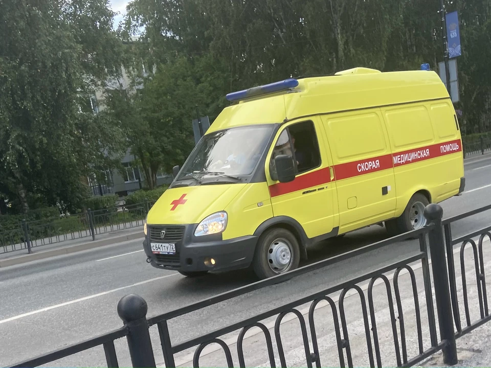 В Тюмени пенсионерка, которая шла в сторону автовокзала, пошатнулась и упала замертво