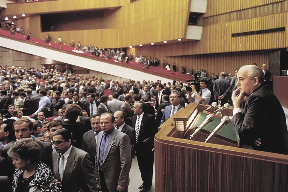 Летом 1990-го генсек ЦК КПСС Михаил Горбачев провел последний, XXVIII съезд компартии, а год спустя этой партии не стало... Фото: Александр ЧУМИЧЕВ/ТАСС