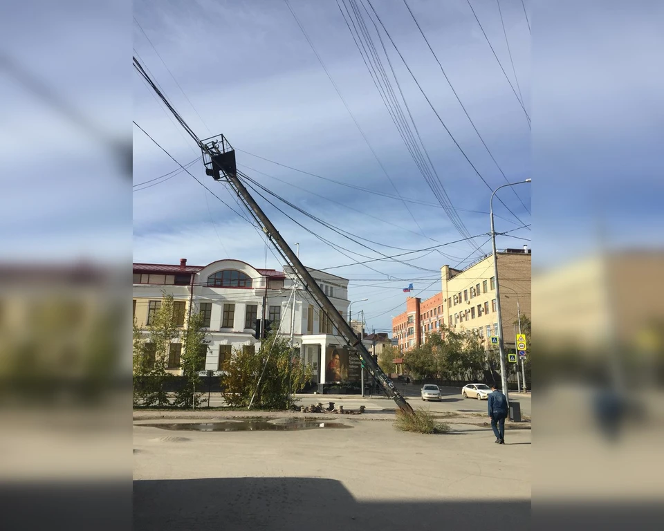 Пострадавшая от ветра электроопора в Якутске. Фото: соцсети