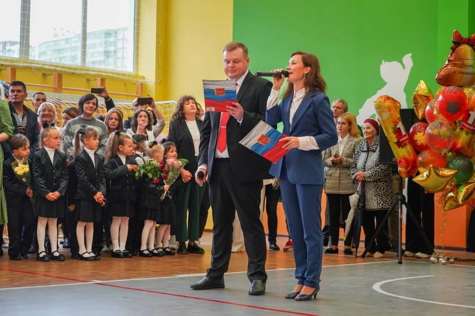 Первоклассников поздравили с началом учебного года и сказали напутственные слова. Фото: Сергей Тарасов.