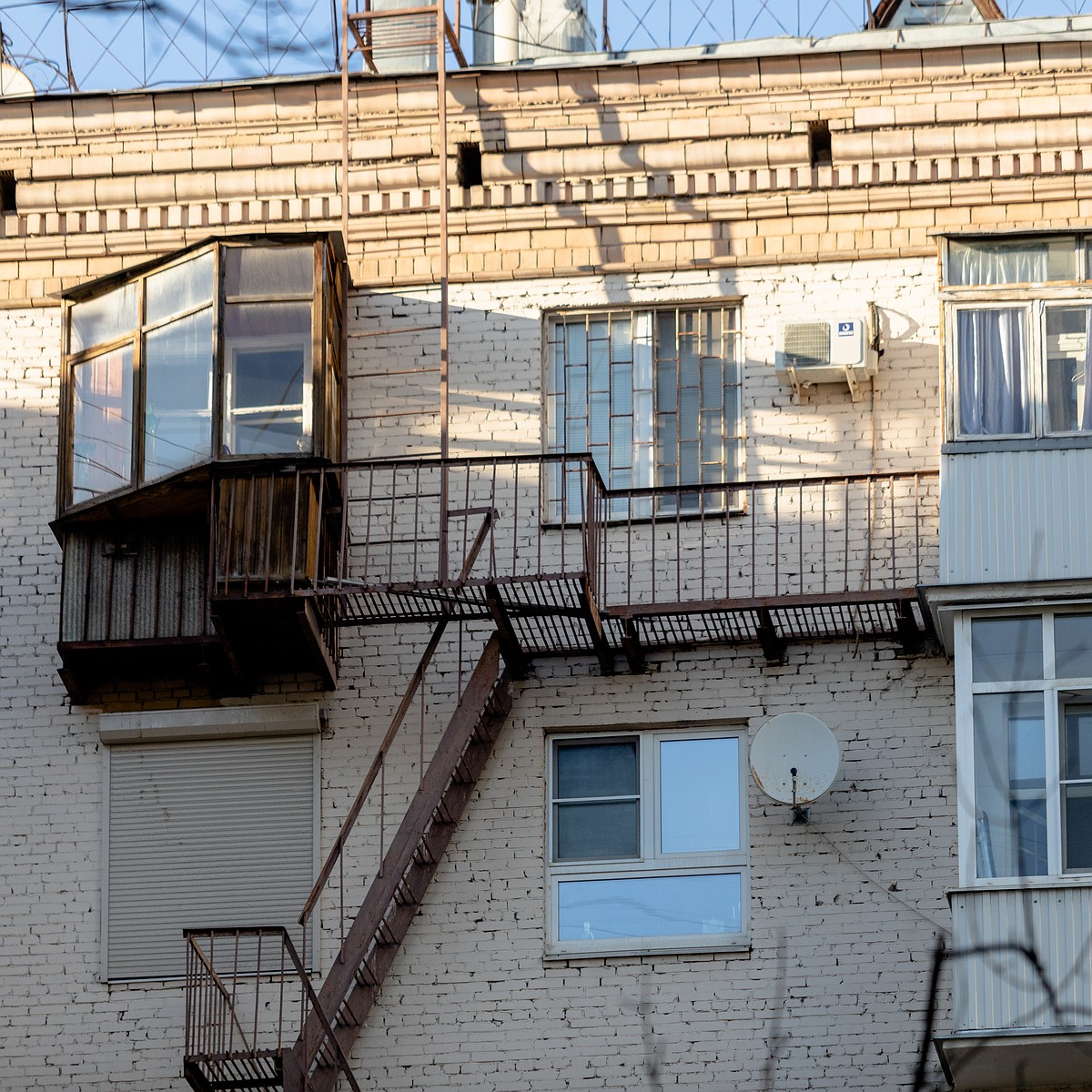 Как использовать пожарную лестницу на балконе?