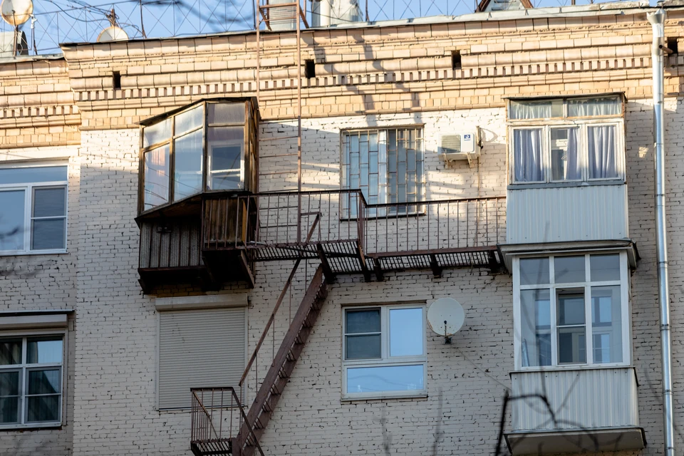 В итоге суд частично удовлетворил исковое требование истца, возложив на ответчика обязанность устранить недостатки в квартире.